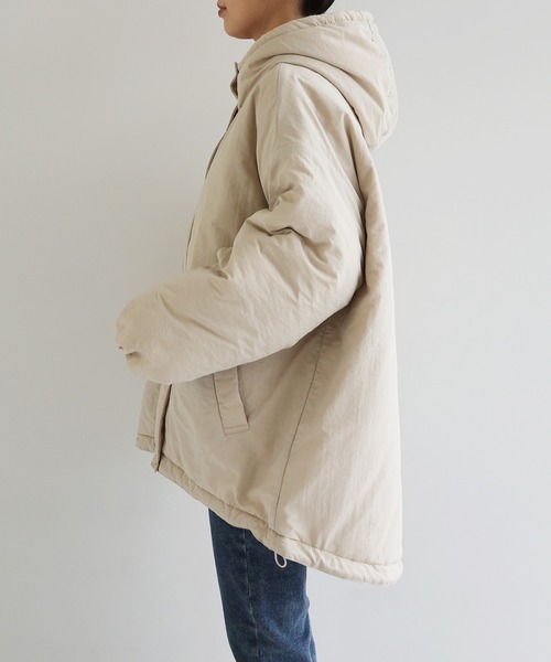 andme（アンドミー）の「オーバーサイズ中綿ダウンコート（ダウンジャケット/コート・レディース・ライトカーキ/ベージュ/ブラック/アイボリー・M/S）」の15枚目の写真