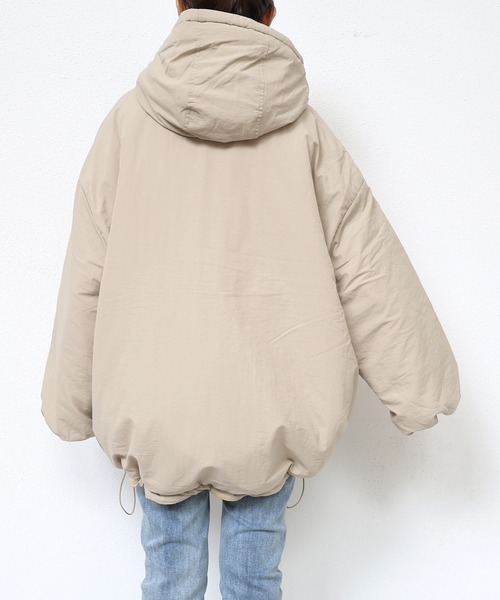 andme（アンドミー）の「オーバーサイズ中綿ダウンコート（ダウンジャケット/コート・レディース・ライトカーキ/ベージュ/ブラック/アイボリー・M/S）」の13枚目の写真