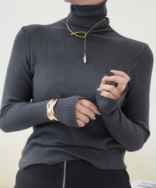 ibeul_（イベール）の「フィンガーホールハイネックスリムリブニットトップス（ニット/セーター・レディース・ブルー/アイボリー/ブラウン/ホワイト/ブラック/チャコール/ライム/ベージュ/グレー・FREE）」の5枚目の写真