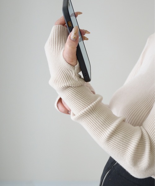 ibeul_（イベール）の「フィンガーホールハイネックスリムリブニットトップス（ニット/セーター・レディース・ブルー/アイボリー/ブラウン/ホワイト/ブラック/チャコール/ライム/ベージュ/グレー・FREE）」の2枚目の写真