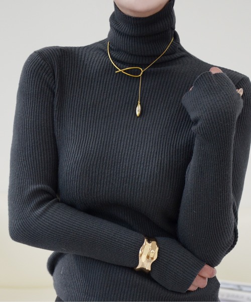 ibeul_（イベール）の「フィンガーホールハイネックスリムリブニットトップス（ニット/セーター・レディース・ブルー/アイボリー/ブラウン/ホワイト/ブラック/チャコール/ライム/ベージュ/グレー・FREE）」の15枚目の写真