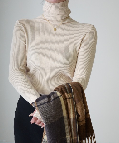 ibeul_（イベール）の「フィンガーホールハイネックスリムリブニットトップス（ニット/セーター・レディース・ブルー/アイボリー/ブラウン/ホワイト/ブラック/チャコール/ライム/ベージュ/グレー・FREE）」の18枚目の写真