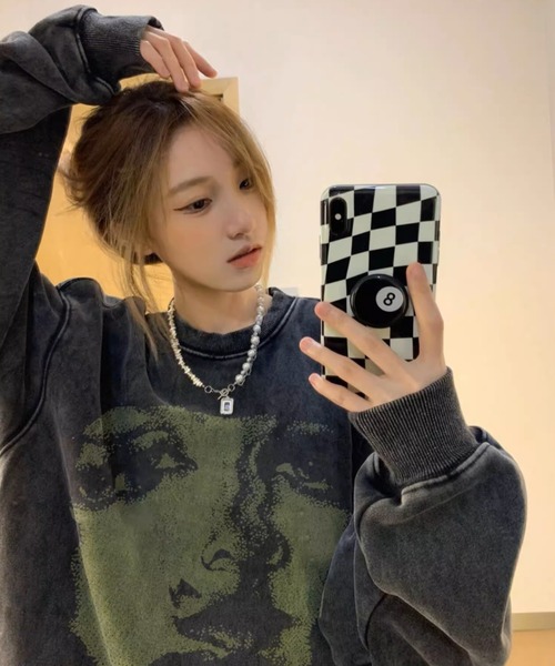 ARULE（アルール）の「A'GEM/9 × .kom『ARULE/アルール』ビンテージ加工 オーバーサイズ プリントグラフィック スウェットシャツ（スウェット・メンズ・ブラック・L/M）」の2枚目の写真