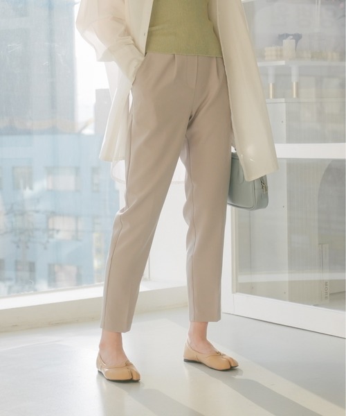 SHOPLIST styled by DHOLIC(ショップリストスタイルドバイディーホリック)の「【SHOPLIST styled by DHOLIC 限定】 美脚 シルエット ストレッチ タック テーパードパンツ(スラックス・レディース・ライトブラウン/ライトベージュ/ライトグリーン/ブラック/ライトグレー/イエロー・M/S)」の1枚目の写真