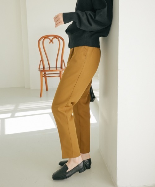 SHOPLIST styled by DHOLIC(ショップリストスタイルドバイディーホリック)の「【SHOPLIST styled by DHOLIC 限定】 美脚 シルエット ストレッチ タック テーパードパンツ(スラックス・レディース・ライトブラウン/ライトベージュ/ライトグリーン/ブラック/ライトグレー/イエロー・M/S)」の7枚目の写真