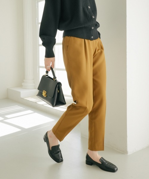 SHOPLIST styled by DHOLIC(ショップリストスタイルドバイディーホリック)の「【SHOPLIST styled by DHOLIC 限定】 美脚 シルエット ストレッチ タック テーパードパンツ(スラックス・レディース・ライトブラウン/ライトベージュ/ライトグリーン/ブラック/ライトグレー/イエロー・M/S)」の9枚目の写真