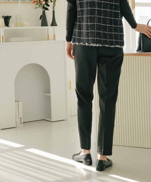 SHOPLIST styled by DHOLIC(ショップリストスタイルドバイディーホリック)の「【SHOPLIST styled by DHOLIC 限定】 美脚 シルエット ストレッチ タック テーパードパンツ(スラックス・レディース・ライトブラウン/ライトベージュ/ライトグリーン/ブラック/ライトグレー/イエロー・M/S)」の14枚目の写真
