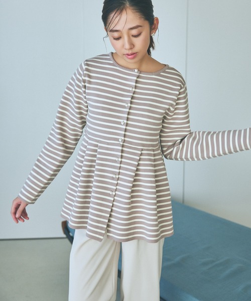 mysty woman(ミスティウーマン)の「パールボタンペプラムカーデ 101953(カーディガン/ボレロ・レディース・ベージュ系その他/ピンク/オフホワイト・FREE)」の3枚目の写真