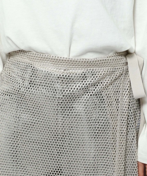 niko and...（ニコアンド）の「メタリックメッシュラップスカート（スカート・レディース・ベージュ/ライトグレー・FREE）」の5枚目の写真