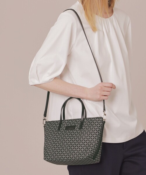 MACKINTOSH LONDON（マッキントッシュ ロンドン）の「【エクラ掲載】マイクロアンドリューミニショルダー（ショルダーバッグ・レディース・グレー系その他2/ブラック・FREE）」の2枚目の写真