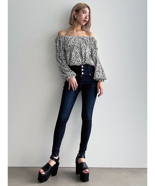 EMODA（エモダ）の「GATHER 2WAY DECOLLETE TOP（Tシャツ/カットソー・レディース・アイボリー/ブラック/その他・FREE）」の4枚目の写真