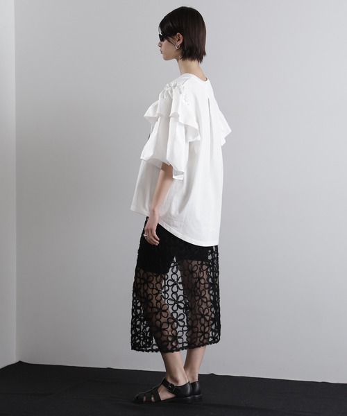OKIRAKU×ROSEBUD ラッフルスリーブ グラフィックトップス OKIRAKU×ROSEBUD)ラッフルスリーブ グラフィックトップスを使っ