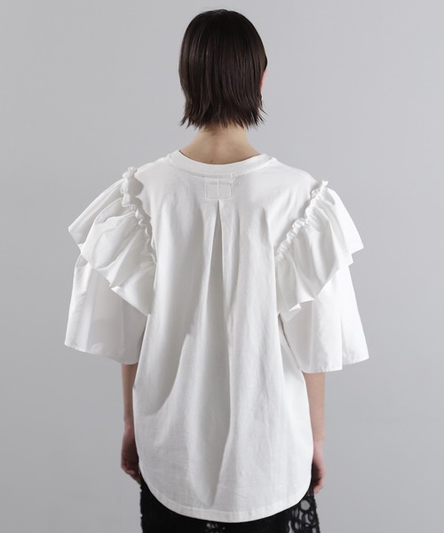 OKIRAKU×ROSEBUD ラッフルスリーブ グラフィックトップス OKIRAKU×ROSEBUD)ラッフルスリーブ グラフィックトップスを使っ