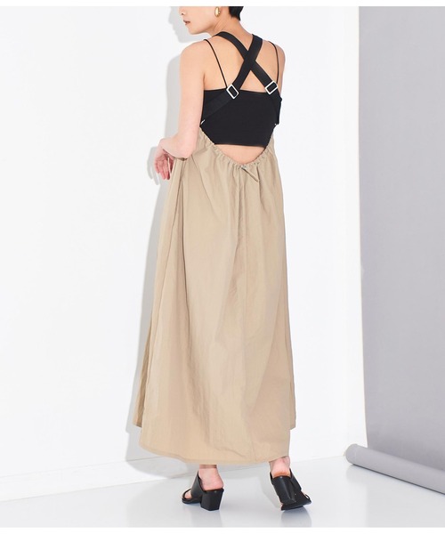 Settimissimo（セッティミッシモ）の「ワッシャータフタバッククロスエプロン風ワンピース（ワンピース・レディース・ブラック/グレイッシュベージュ・FREE）」の2枚目の写真