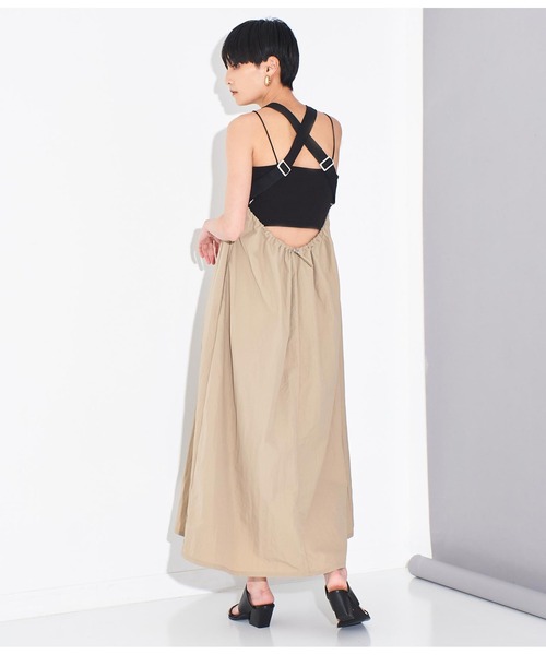 Settimissimo（セッティミッシモ）の「ワッシャータフタバッククロスエプロン風ワンピース（ワンピース・レディース・ブラック/グレイッシュベージュ・FREE）」の3枚目の写真