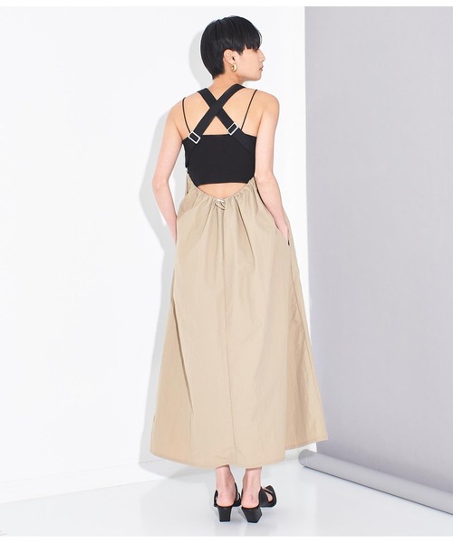 Settimissimo（セッティミッシモ）の「ワッシャータフタバッククロスエプロン風ワンピース（ワンピース・レディース・ブラック/グレイッシュベージュ・FREE）」の4枚目の写真