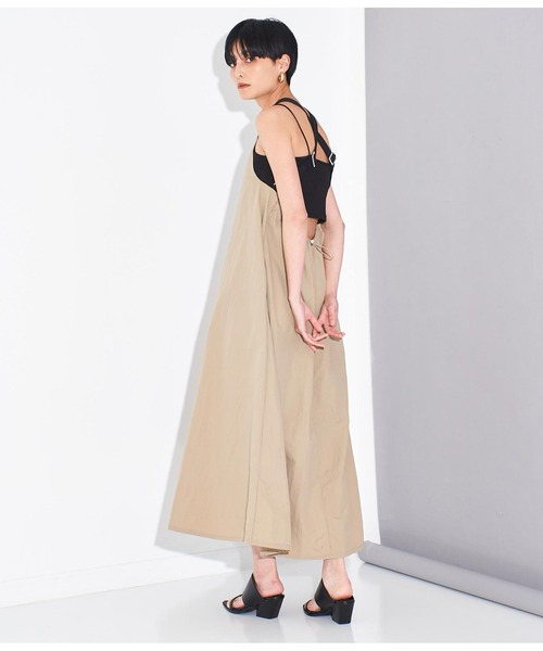 Settimissimo（セッティミッシモ）の「ワッシャータフタバッククロスエプロン風ワンピース（ワンピース・レディース・ブラック/グレイッシュベージュ・FREE）」の5枚目の写真