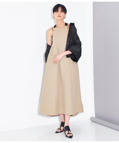 Settimissimo（セッティミッシモ）の「ワッシャータフタバッククロスエプロン風ワンピース（ワンピース・レディース・ブラック/グレイッシュベージュ・FREE）」の6枚目の写真