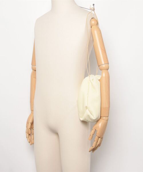 JAMIRAY（ジャミレイ）の「▲JAMIRAY/ジャミレイ VELVET DRAWSTRING PUFFER BAG（ショルダーバッグ・レディース・アイボリー・FREE）」の2枚目の写真