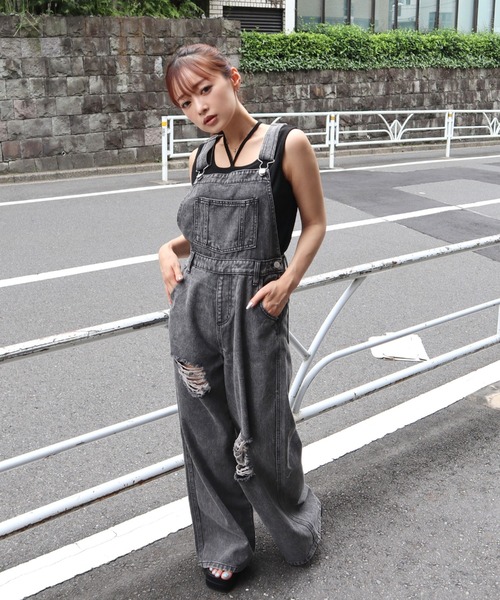 CECIL McBEE（セシルマクビー）の「ダメージクラッシュデニムオーバーオール（サロペット/オーバーオール・レディース・ブラック/サックスブルー・MEDIUM/LARGE）」の2枚目の写真