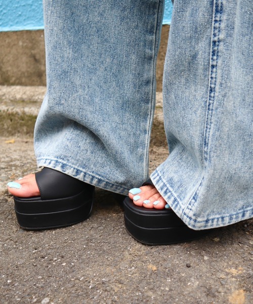 CECIL McBEE（セシルマクビー）の「ダメージクラッシュデニムオーバーオール（サロペット/オーバーオール・レディース・ブラック/サックスブルー・MEDIUM/LARGE）」の4枚目の写真