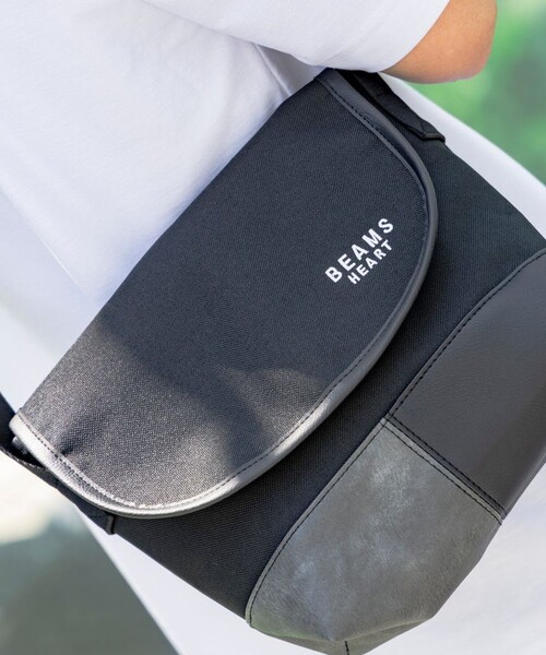 BEAMS HEART（ビームスハート）の「【ユニセックス】ポリエステル 杢素材 コンビ ミニ メッセンジャーバッグ（ショルダーバッグ・メンズ・チャコールグレー/ブラック・ONE SIZE）」の9枚目の写真