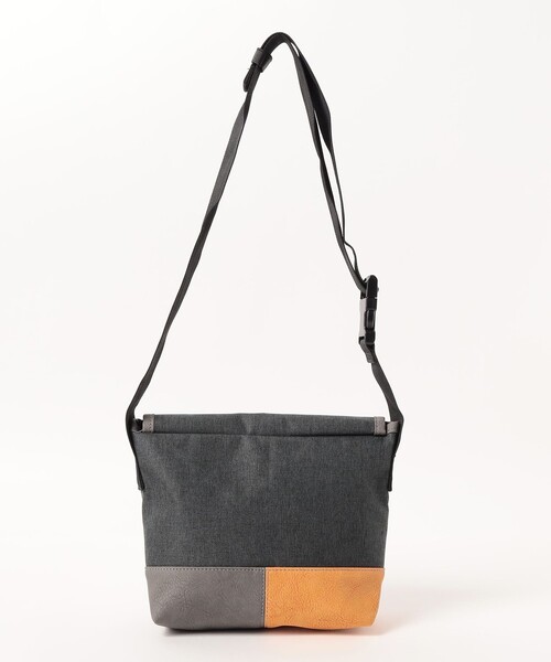 BEAMS HEART（ビームスハート）の「【ユニセックス】ポリエステル 杢素材 コンビ ミニ メッセンジャーバッグ（ショルダーバッグ・メンズ・チャコールグレー/ブラック・ONE SIZE）」の16枚目の写真