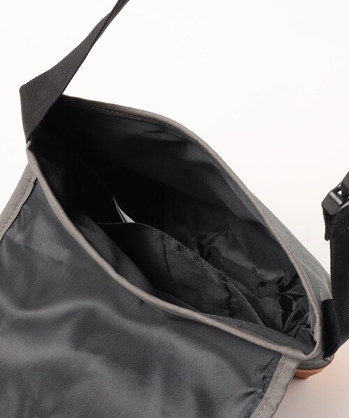 BEAMS HEART（ビームスハート）の「【ユニセックス】ポリエステル 杢素材 コンビ ミニ メッセンジャーバッグ（ショルダーバッグ・メンズ・チャコールグレー/ブラック・ONE SIZE）」の19枚目の写真