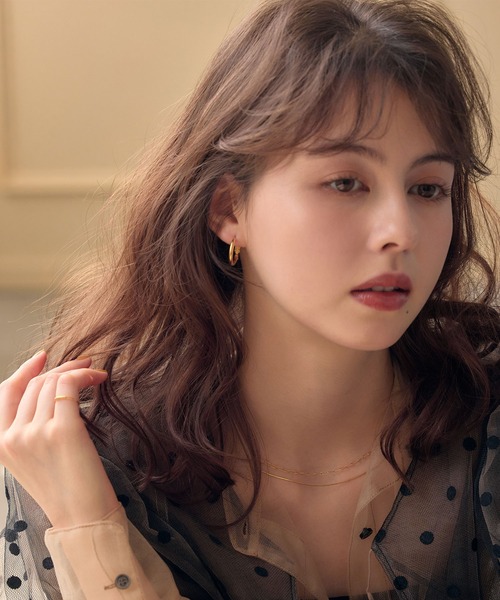 Jolie Toujours(ジョリトゥジュール)の「〈K18GP〉ワンタッチフープピアス(ピアス(両耳用)・レディース・イエローゴールド・FREE)」の4枚目の写真