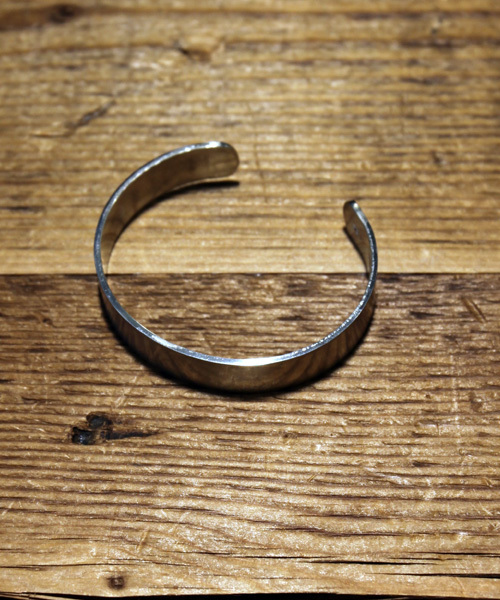 amp japan(アンプジャパン)の「German Silver Plane Bangle-Narrow-(ジャーマンシルバー プレーン ナロー バングル)(バングル/リストバンド・メンズ・シルバー・MEDIUM)」の3枚目の写真