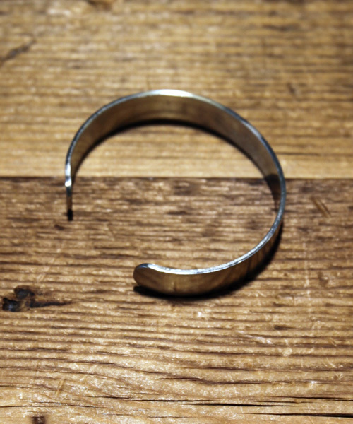 amp japan(アンプジャパン)の「German Silver Plane Bangle-Narrow-(ジャーマンシルバー プレーン ナロー バングル)(バングル/リストバンド・メンズ・シルバー・MEDIUM)」の4枚目の写真