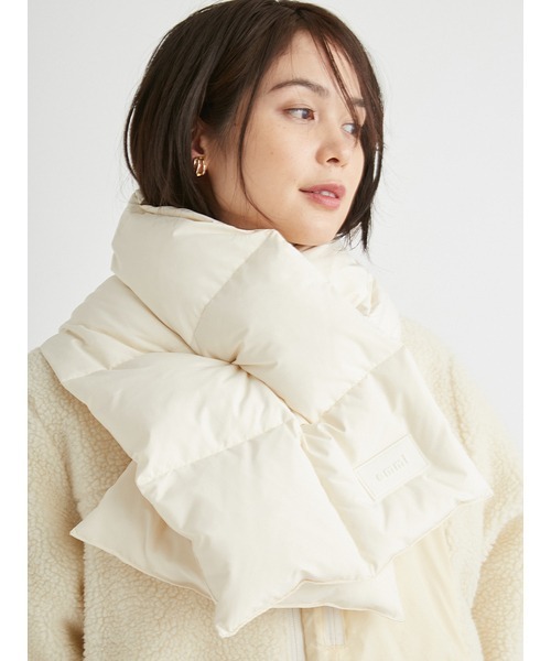 emmi（エミ）の「【emmi×TAION】キルティングダウンマフラー（マフラー・レディース・ブラック/オフホワイト・FREE）」の4枚目の写真