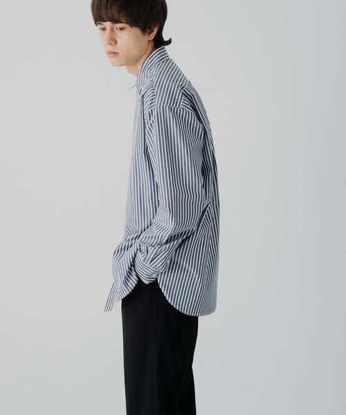 SENSE OF PLACE by URBAN RESEARCH（センスオブプレイスバイアーバンリサーチ）の「『ユニセックス』ストライプルーズシャツ（シャツ/ブラウス・メンズ・ホワイト/チャコールグレー/ネイビー・MEDIUM/LARGE）」の6枚目の写真