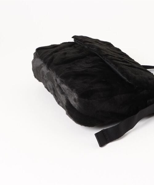 NIKE（ナイキ）の「【NIKE】フューチュラ 365 フェイクファー クロスボディバッグ (1L)（ショルダーバッグ・レディース・ブラック/ライトグリーン・FREE）」の3枚目の写真