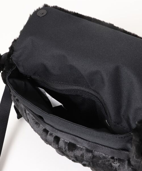 NIKE（ナイキ）の「【NIKE】フューチュラ 365 フェイクファー クロスボディバッグ (1L)（ショルダーバッグ・レディース・ブラック/ライトグリーン・FREE）」の4枚目の写真