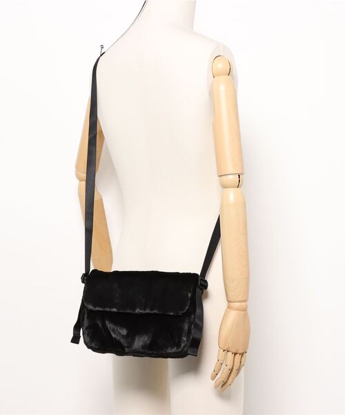 NIKE（ナイキ）の「【NIKE】フューチュラ 365 フェイクファー クロスボディバッグ (1L)（ショルダーバッグ・レディース・ブラック/ライトグリーン・FREE）」の5枚目の写真