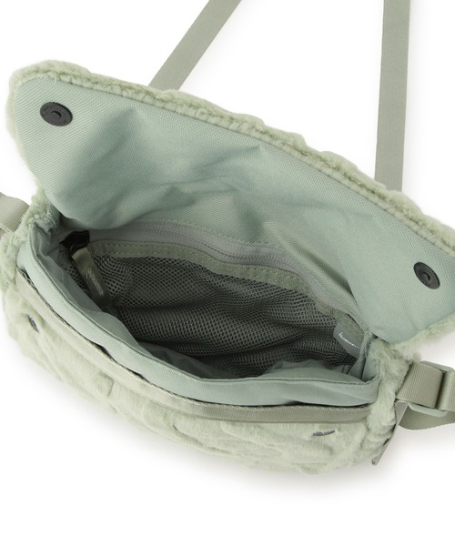 NIKE（ナイキ）の「【NIKE】フューチュラ 365 フェイクファー クロスボディバッグ (1L)（ショルダーバッグ・レディース・ブラック/ライトグリーン・FREE）」の10枚目の写真