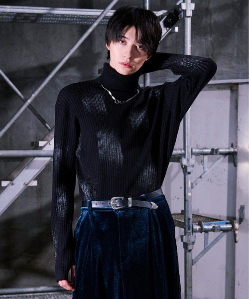 Ellno Loset（エルノロゼット）の「箔プリントタートルニット/サムホール付き（ニット/セーター・メンズ・ブラック/グレー・SMALL/LARGE/MEDIUM）」の15枚目の写真