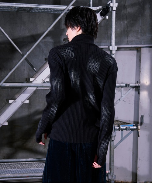 Ellno Loset（エルノロゼット）の「箔プリントタートルニット/サムホール付き（ニット/セーター・メンズ・ブラック/グレー・SMALL/LARGE/MEDIUM）」の18枚目の写真