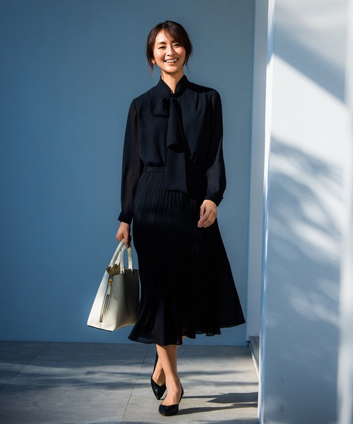 ROPE'（ロペ）の「ジョーゼットシフォンプリーツワンピース・25AW（ワンピース・レディース・ベージュ/ネイビー・36/38）」の7枚目の写真