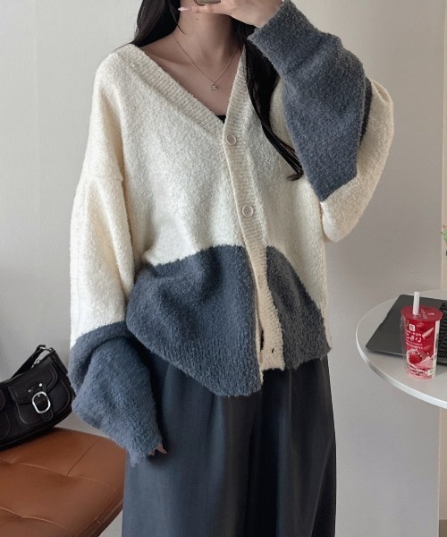 nemne store(ネンネストア)の「《Delfy》ブークレニット配色カーディガン(カーディガン/ボレロ・レディース・グレー系/アイボリー・フリー)」の4枚目の写真