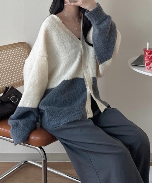 nemne store(ネンネストア)の「《Delfy》ブークレニット配色カーディガン(カーディガン/ボレロ・レディース・グレー系/アイボリー・フリー)」の5枚目の写真