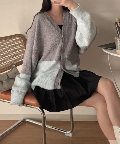 nemne store(ネンネストア)の「《Delfy》ブークレニット配色カーディガン(カーディガン/ボレロ・レディース・グレー系/アイボリー・フリー)」の8枚目の写真