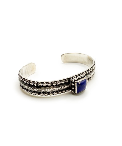 Indian Jewelry(インディアンジュエリー)の「THEATER シアター センタースクエアストーンシルバーバングル Made in USA(バングル/リストバンド・メンズ・ブルー/ブラック・FREE)」の2枚目の写真