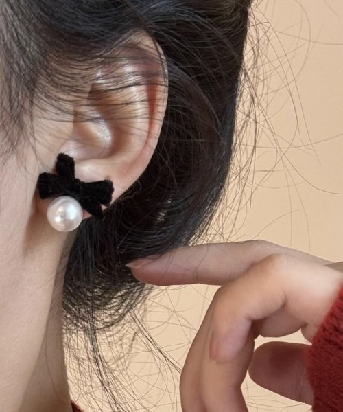 MASHIRO(マシロ)の「【MASHIRO】ベロアリボンアクリルパールペアピアス(MA/EK235)(ピアス(両耳用)・レディース・レッド/ブラック・FREE)」の3枚目の写真
