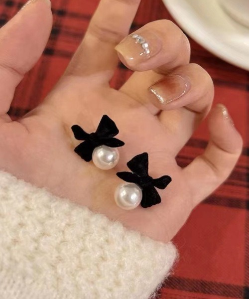 MASHIRO(マシロ)の「【MASHIRO】ベロアリボンアクリルパールペアピアス(MA/EK235)(ピアス(両耳用)・レディース・レッド/ブラック・FREE)」の5枚目の写真