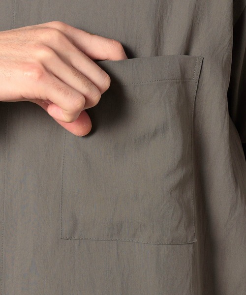 Grand PARK(グランドパーク)の「レーヨンナイロンドビーオーバーシャツ(シャツ/ブラウス・メンズ・ベージュ/グリーン/ホワイト・MEDIUM/LARGE)」の8枚目の写真