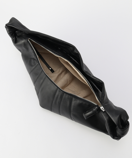 LEMAIRE（ルメール）の「LEMAIRE (ルメール) LARGE CROISSANT BAG BG0000LL095（ショルダーバッグ・メンズ・ブラック・FREE）」の5枚目の写真