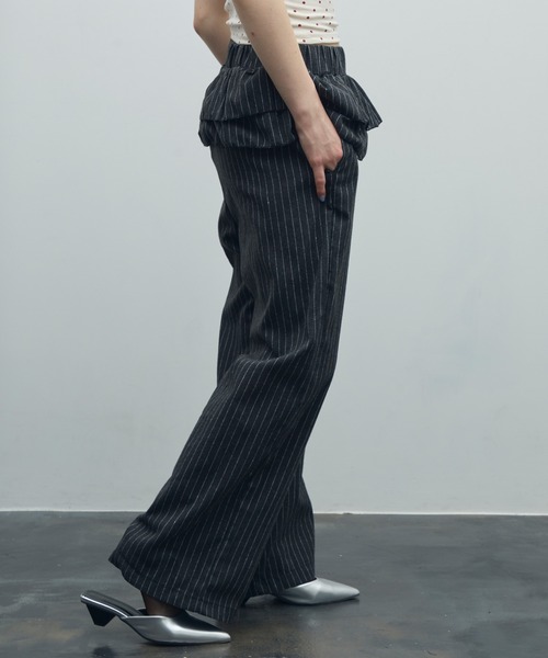 uyu.(ウユ)の「フリルドッキングストライプパンツ【uyu./ウユ】(その他パンツ・レディース・ダークグレー/ブラック・FREE)」の12枚目の写真