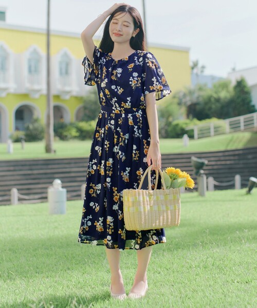 Tiaclasse（ティアクラッセ）の「大花柄シフォンワンピース（ワンピース・レディース・ブルー/ブラック/ライトベージュ/ネイビー/グレイッシュベージュ・S/M/L）」の7枚目の写真